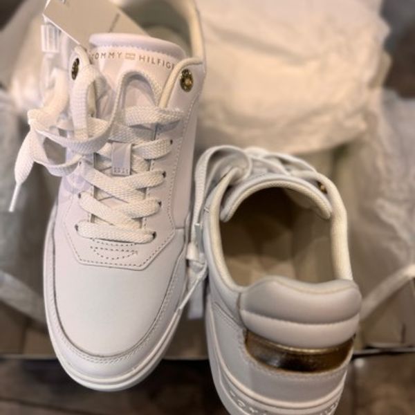 Проліт з розміром. Кросівки Tommy Halfiger, розмір 39, маломірять, підійдуть на