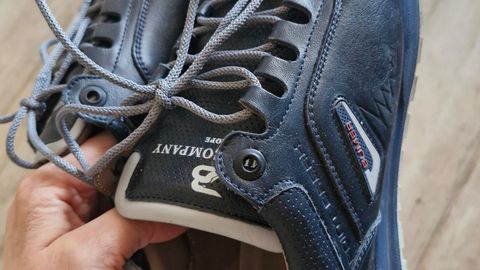 Віддам шкіряні кросівки 41 розміру, темно-синього кольору, не підійшли по розмір