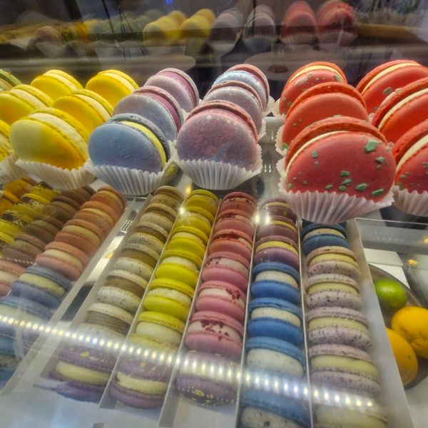 Вітаємо! 
Сьогодні в Mi Grano акція на каву, макаруни і круасани. Лате або капуч