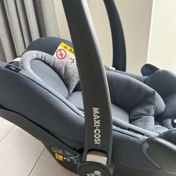 Продам автокрісло для дітей від народження до 1 року.
