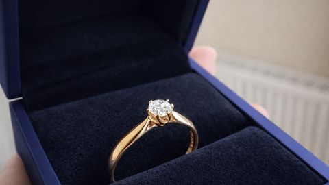 Продаю золоте кільце з натуральним діамантом.

Класичний дизайн (солітер), витон