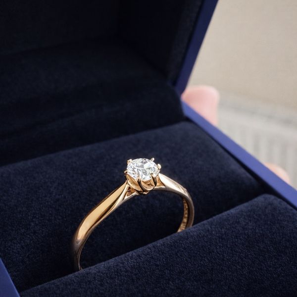 Продаю золоте кільце з натуральним діамантом.

Класичний дизайн (солітер), витон